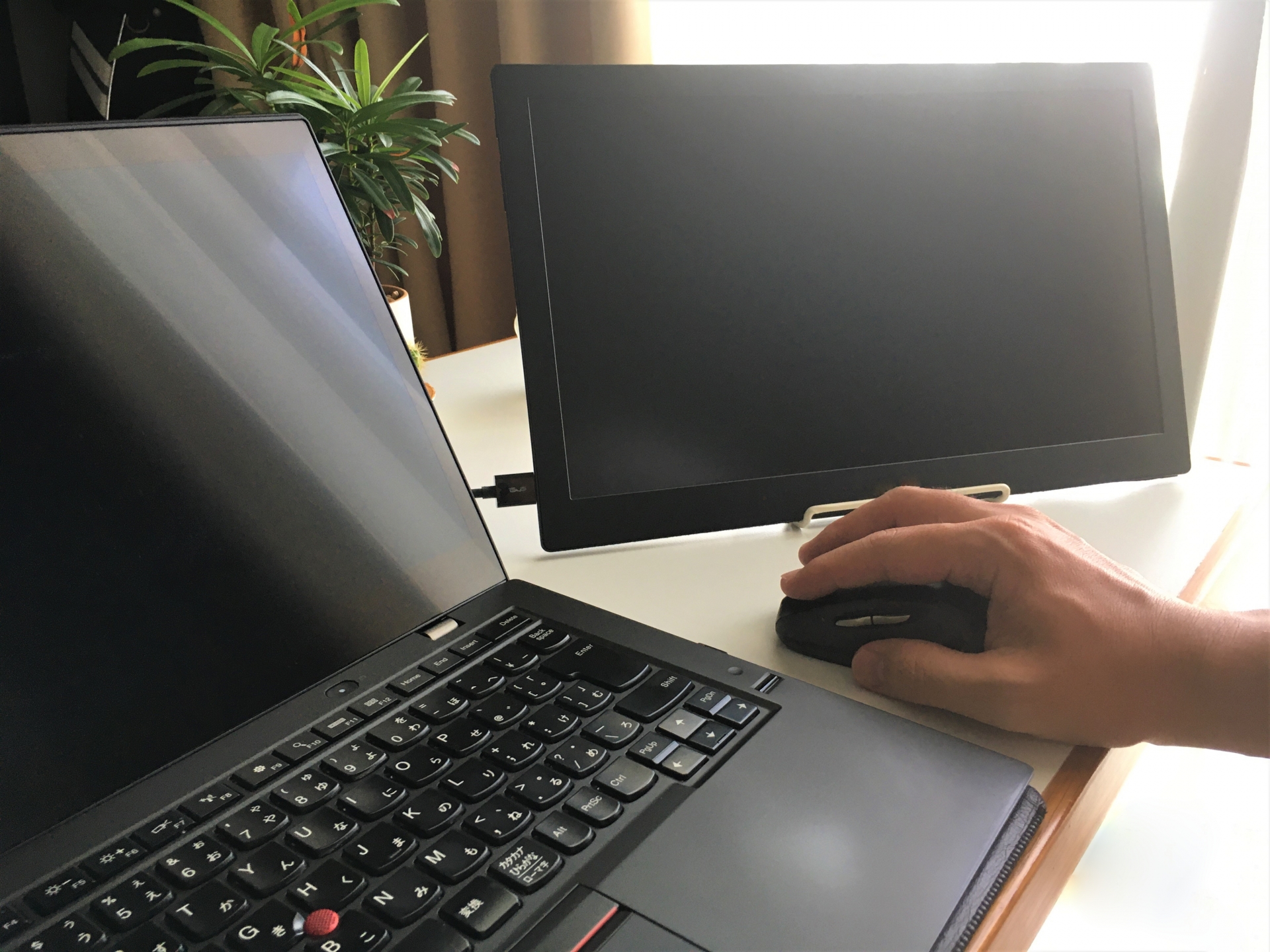 ノートPCとモバイルモニターを並べたデスク作業環境