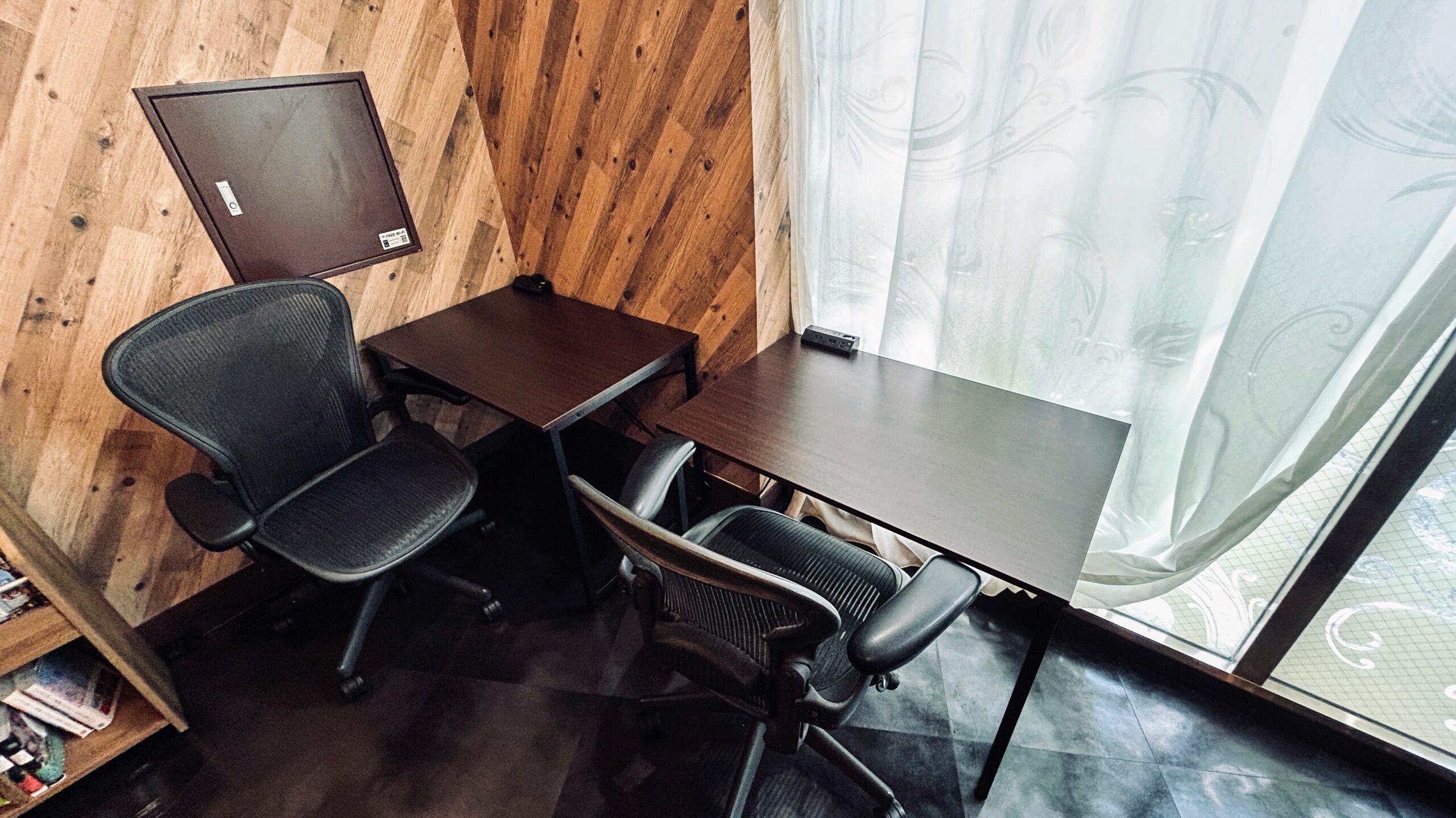 安心お宿 秋葉原 ワークスペース（デスク・椅子・モニター）