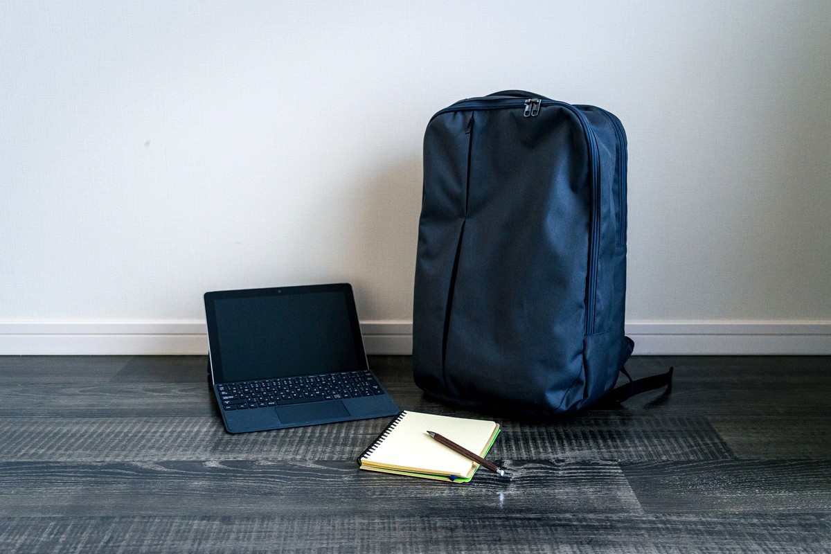 バックパックとノートPCのミニマルなパッキング
