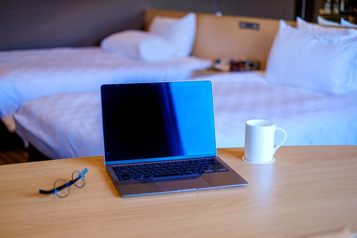 ホテルの部屋でノートPCを開いて仕事する環境
