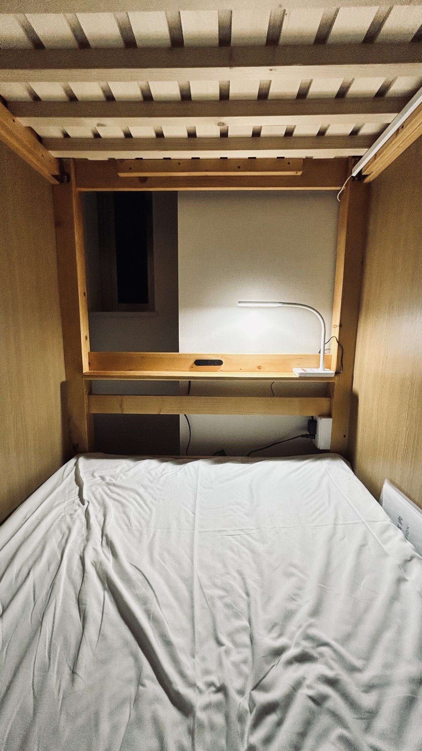 コンテニュー二条城北 ベッド内部全景(二段ベッド)