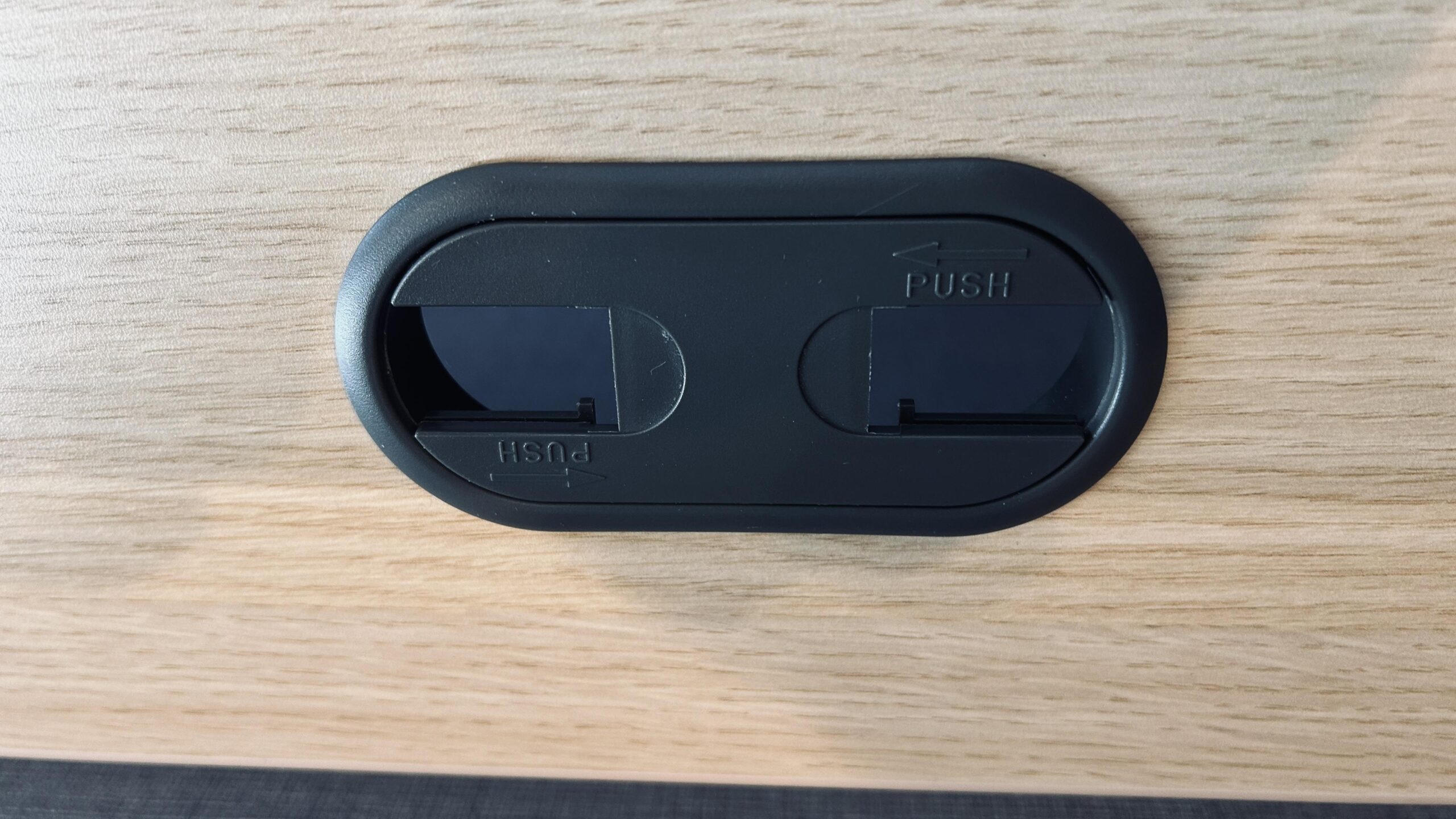 コンテニュー二条城北 デスク電源穴(差し込み口なし)